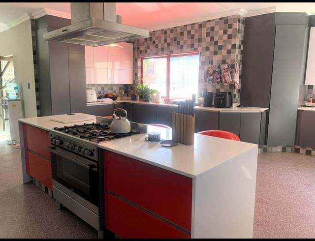 6 BEDROOM HOUSE FOR SALE IN SUNWARD PARK